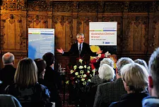 Bürgermeister Jens Böhrnsen würdigt die Arbeit des Deutschen Kinderschutzbundes