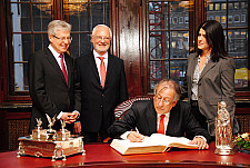 Eintrag in das Goldene Buch: Bürgermeister Jens Böhrnsen, Honorarkonsul Klaus Müller Leiendecker, Botschafter Juan Mayr Maldonado und Marcela Nieto Heguy 