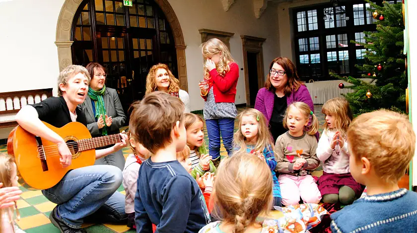 Vorweihnachtsstimmung im Rathaus: Kinder, Musik und Senatorin Stahmann