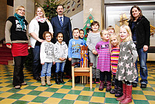 Die Kinder vom Kinderhaus Purzelbaum mit ihren Erzieherinnen und den Sponsoren vom HandWERK