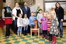 Die Kinder vom Kinderhaus Purzelbaum mit ihren Erzieherinnen und den Sponsoren vom HandWERK