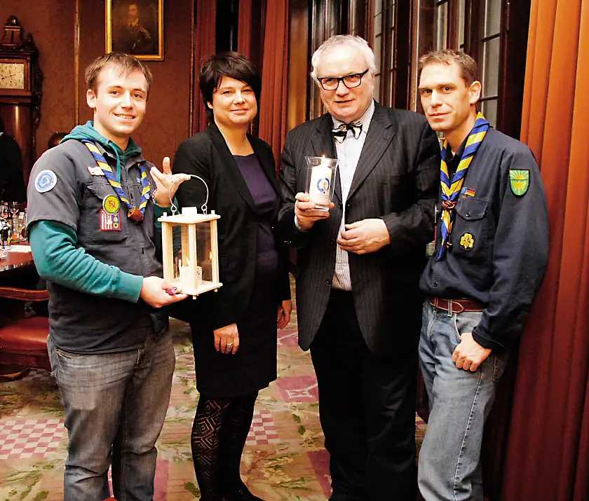 Torben Sdun (Friedenslicht aus Betlehem), Staatsrätin Ulrike Hiller, Finanzstaatsrat Henning Lühr und Andre Papsdorf (Friedenslicht aus Betlehem) (v.l.) bei der Übergabe der Laterne und des Friedenslichts im Bremer Rathaus