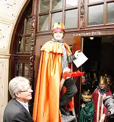 Die Sternsinger und der Bürgermeister - Freude über den Segensspruch '20*C+M+B+14' an der Rathaustür