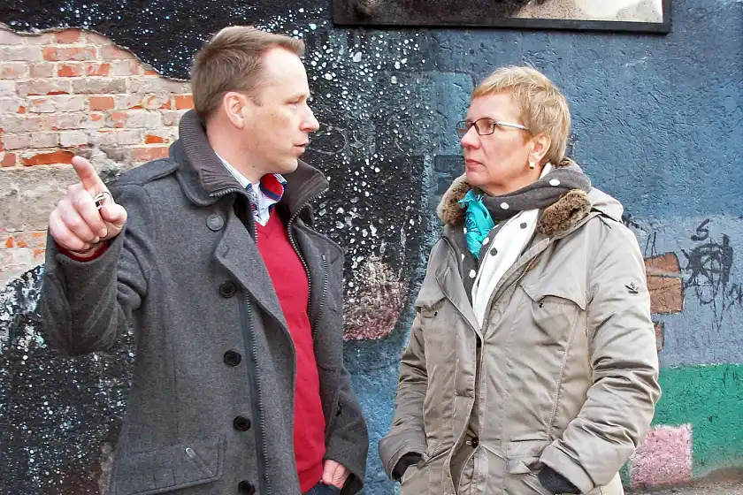 Schulleiter Gerald Dolejs zeigt Bildungssenatorin Prof. Dr. Eva Quante-Brandt die Brandschäden