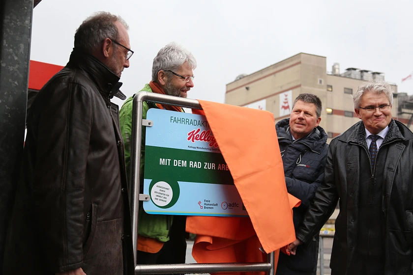 Umwelt- und Verkehrssenator Dr. Joachim Lohse (2.v.r.) enthüllt den Sonderpreis des "Fahrradaktiven Betrieb 2014" gemeinsam mit Olaf Woggan (AOK-Vorstandvorsitzender)(1.v.r.), Klaus-Peter Land (ADFC-Geschäftsführer)(2.v.l.) und Rainer Maria Frerich-Sagurna(1.v.l)