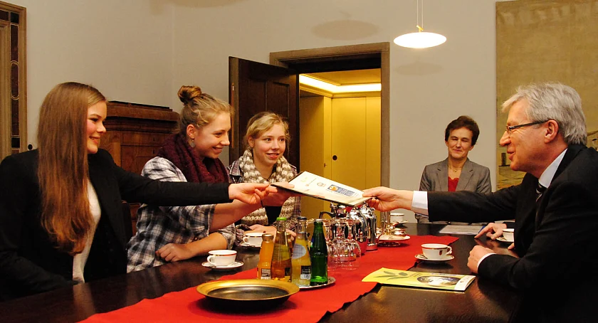 Janina Lückemeyer (Oberschule Findorff), Birte Schwichtenberg (Oberschule Lerchenstraße), Svea Schwichtenberg (Sz Rübekamp), Dr. Doris Sövegjarto-Wigbers (Koordinatorin vom Zentrum für Umweltforschung und Umwelttechnologie der Universität Bremen) und Bürgermeister Jens Böhrnsen
