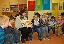 Bürgermeisterin Karoline Linnert bei der Vorlesestunde in der Gazellenklasse.