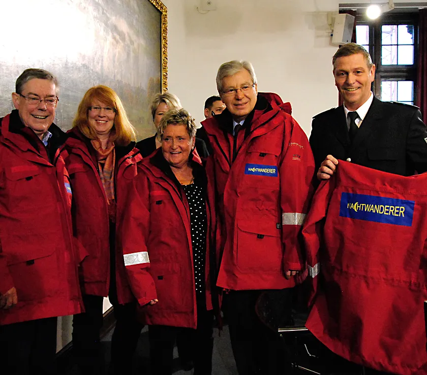 Eine Spende macht es möglich: Neue Wind- und Wetterjacken für die Bremer Nachtwanderer