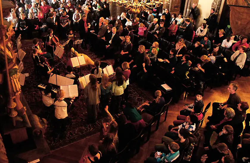 Viel Leben im Rathaus: Die Preisträgergruppen des diesjährigen „Bach-Wettbewerbs“ bei ihrem Musikvortrag