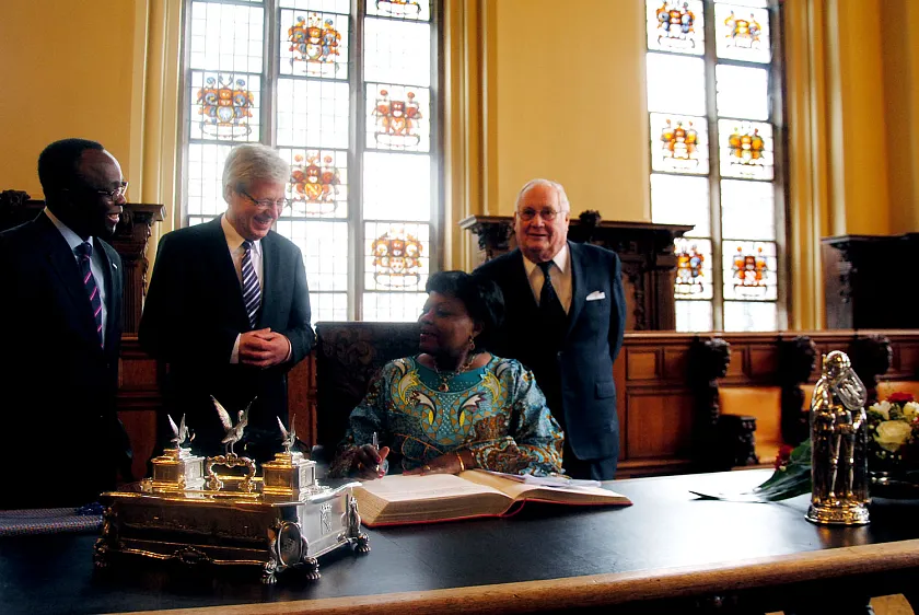 Eintrag in das Goldene Buch: Der Bürgerschaftsabgeordnete Elombo Bolayela, Bürgermeister Jens Böhrnsen, Botschafterin Clémentine Shakembo Kamanga und Honorargeneralkonsul Ansgar Werner