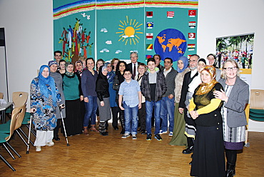Aktiv für Gröpelingen - die Besucherinnen und Besucher des Bewohnertreffs Rostocker Straße beim Gruppenfoto mit dem Bürgermeister