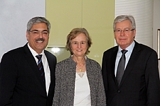Freuen sich über gute Beziehungen: AWI-Direktorin Prof. Dr. Karin Lochte (Mitte), Bürgermeister Jens Börnsen und Oerbürgermeister Melf Grantz (links)
