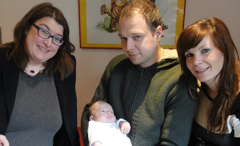 Florian Helken und Julia Landsberg mit ihrem gerade fünf Wochen alten Sohn Lian sind die ersten Eltern, denen Sozialsenatorin Anja Stahmann (links) das Babybegrüßungspaket übergibt