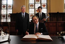 Eintrag in das Goldene Buch - Bürgermeister Jens Böhrnsen, Botschafter Caetano Luís de Almeida Sampaio und der Wirtschaftsreferent der Botschaft, Roman Wiedermann 