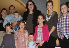 Levin Leander auf dem Arm von Papa Alexander, weiß noch gar nicht, wie ihm geschieht. Der Bundespräsident übernimmt die Ehrenpatenschaft, Senatorin Anja Stahmann (Mitte) überbringt die Urkunde