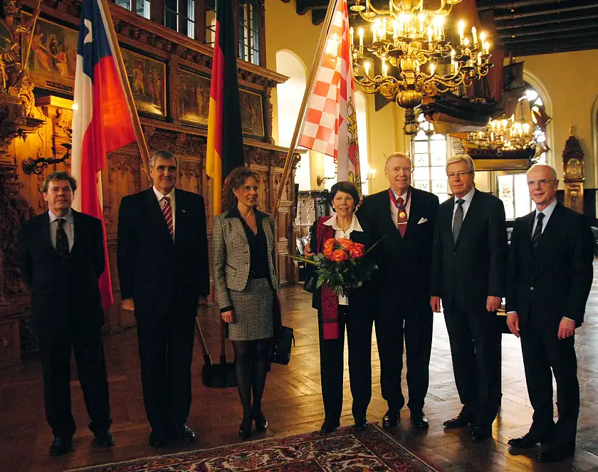 Generalkonsul Eduardo Ricardo Schott Stolzenbach, Botschafter Jorge Eduardo O’Ryan Schütz, seine Frau Claudia Cristina Farren Gause, Karin Kütter, mit Orden Honorarkonsul Reinhard R. Kütter, Bürgermeister Jens Böhrnsen und Bürgerschaftspräsident Christian Weber (v.l.)