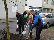Pflanzaktion in Walle. Dr. Georg Grunwald, Geschäftsführer UBB, Baumspenderin Christina Müller, Umweltsenator Dr. Joachim Lohse (v.l.)