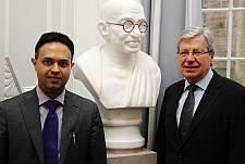 Vor der Mahatma Gandhi-Büste im Bremer Rathaus: Generalkonsul Dr. Vidhu P. Nair und Bürgermeister Jens Böhrnsen