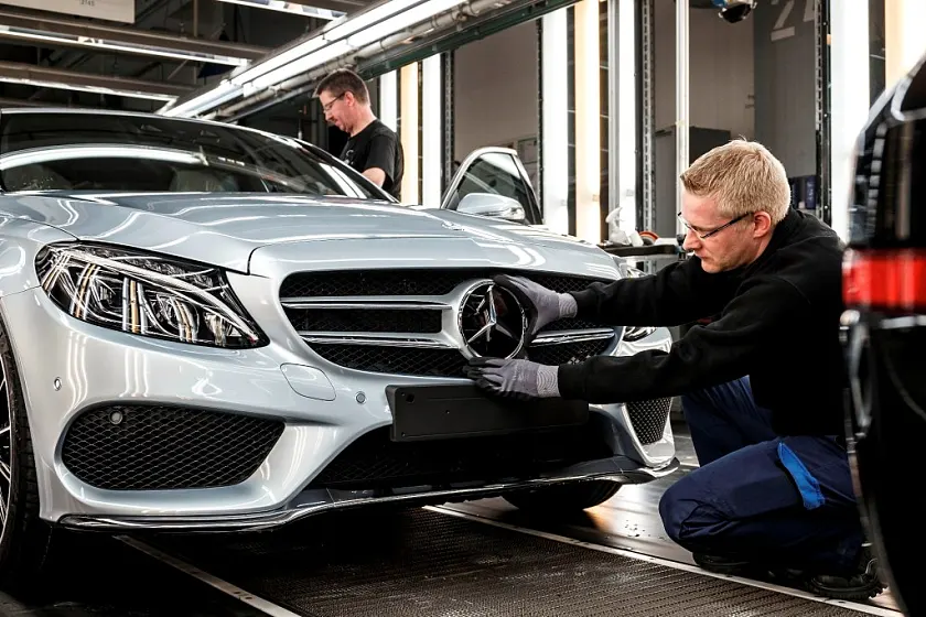 Montage einer Limousine der neuen C-Klasse