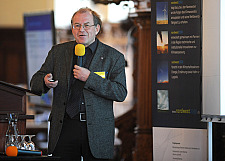 Prof. Dr. Arnim von Gleich, Wissenschaftlicher Leiter von nordwest2050 an der Universität Bremen, eröffnet die internationale Abschlusskonferenz im Rathaus Bremen (© econtur/Wagner)