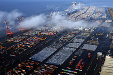 Herz der maritimen Logistik im Land Bremen: Containerterminal an der Wesermündung in Bremerhaven