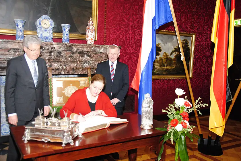 Beim Eintrag ins Goldene Buch: Bürgermeister Jens Böhrnsen, Monique van Daalen und Hylke Boerstra