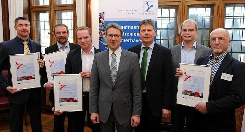 Umweltsenator Dr. Joachim Lohse zeichnete gemeinsam mit Hauptgeschäftsführer Dr. Matthias Fonger die ersten vier Firmen in 2014 zum "Klimaschutzbetrieb CO2-20": Mit Hotel Westfalia, Holzhandlung Hermann Ehlers GmbH & Co. KG, Dierker Brandschutz OHG und Deutsche Windtechnik AG erhielten bislang