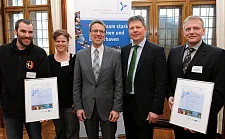 Jetzt 150 Partnerunternehmen: Beim Jahresempfang der Bremer Umweltpartnerschaft in der Handelskammer Bremen begrüßten Umweltsenator Dr. Joachim Lohse und Hauptgeschäftsführer Dr. Matthias Fonger auch die Neuzugänge FIEGE Logistik Stiftung & Co. KG und Steady Climbing GmbH