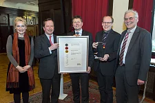 Für die Online-Plattform bremen-bewegen.de gab es eine Auszeichnung des bundesweiten Wettbewerbs „Ausgezeichnete Ort im Land der Ideen“ (v.l. Corinna Pregla (Land der Ideen), Ludwig Blomeyer (Deutsche Bank AG), Senator Joachim Lohse, Jan Bembennek (Verkehrsplaner, SUBV), Ulrich Just (Verkehrsplaner, SUBV).