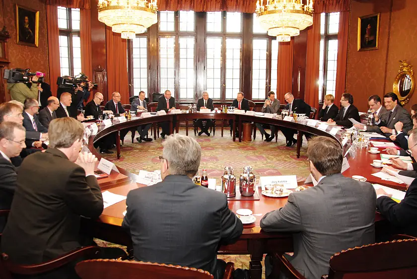 Bremens Bürgermeister Jens Böhrnsen und Niedersachsens Ministerpräsident Stephan Weil treffen sich im Bremer Rathaus mit Unternehmen zu einem Gespräch über die Lage der Offshore-Branche