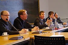 Senator Dr. Lohse stellt die zweite Stufe der Onlinebürgerbeteiligung bremen-bewegen.de vor. (v.L. Jan Bembennek (Abteilung Verkehr), Gunnar Polzin (Abteilungsleiter Verkehr), Senator Joachim Lohse, Markus Ewald (nexthamburg), Julian Petrin (nexthamburg)