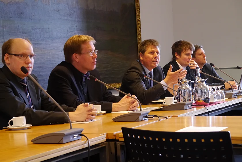 Senator Dr. Lohse stellt die zweite Stufe der Onlinebürgerbeteiligung bremen-bewegen.de vor. (v.L. Jan Bembennek (Abteilung Verkehr), Gunnar Polzin (Abteilungsleiter Verkehr), Senator Joachim Lohse, Markus Ewald (nexthamburg), Julian Petrin (nexthamburg)