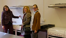 Besonders wichtig war für den Beirat der Einbau von Gemeinschaftsküchen. Anja Stahmann, Ortsamtsleiterin Ulrike Pala und Franziska Sophie Görlich - sie betreibt zusammen mit Uwe Eisenhut von der AWO die neue Einrichtung.