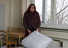 Tisch, zwei Stühle, zwei Betten und ein kleiner Spind – einige Zimmer sind bereits eingerichtet, in anderen arbeiten noch die Handwerker.