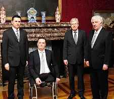 Zum Antrittsbesuch in Bremen: Generalkonsul Dževad Šaldic mit Bürgermeister Jens Böhrnsen und Konsul Admir Atovic , Konsul Dragan Bagaric (v.r.)