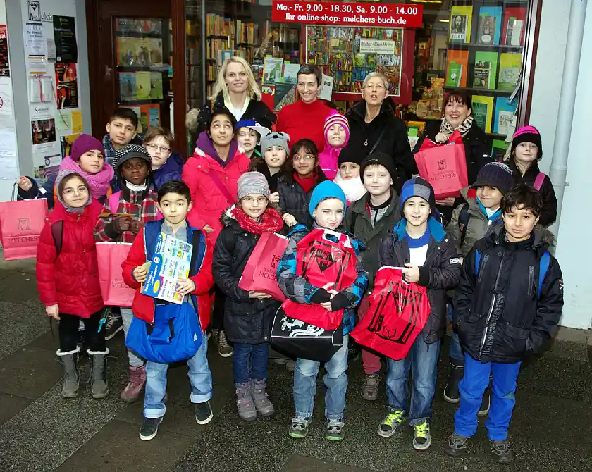 Die 4e der Grundschule Delfter Straße vor der Buchhandlung Melchers
