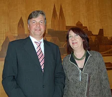 Finanzsenatorin Karoline Linnert gratuliert Michael Tiemann, Vorsteher des Finanzamtes Bremen-Nord, zum neuen Amt