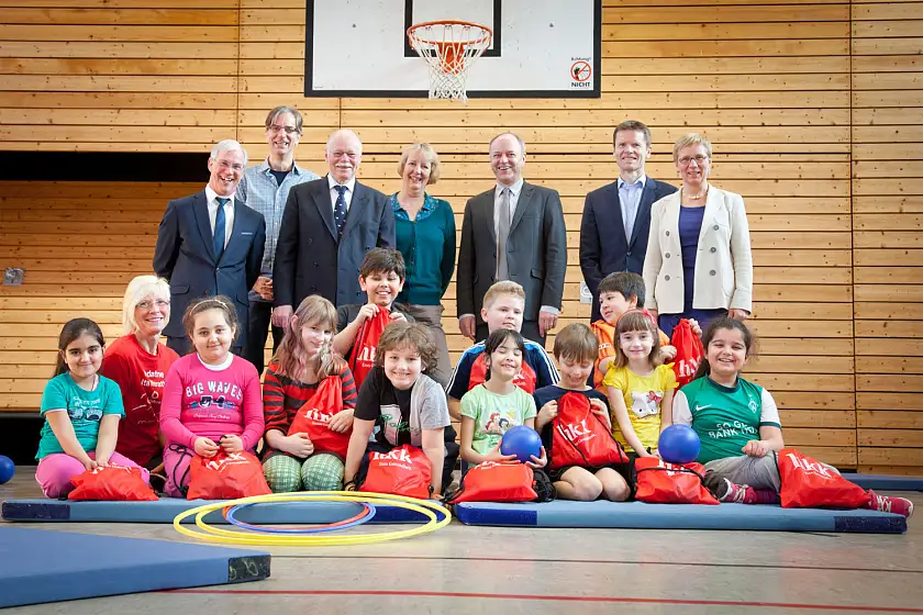 (v.l.) Jürgen Linke (Vors. KSB-Nord), Karl-Holger Meyer (Schulleiter), Senator Ulrich Mäurer, Barbara Micke (stellv. Schulleiterin), Olaf Genthe-Welzel (Schulaufsicht), Michael Lempe (Vorstand hkk), Senatorin Eva Quante-Brandt