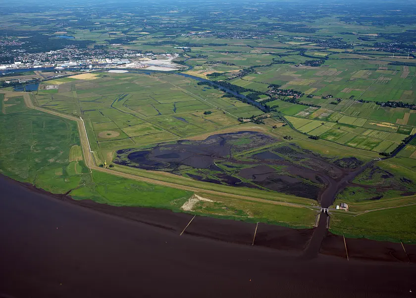 Die Luneplate im Süden von Bremerhaven steht für Nachhaltigkeit im Hafenbau: Hochwertige Ökoflächen gleichen die Eingriffe in die Natur aus, die mit der Erweiterung des Container-Terminals verbunden waren