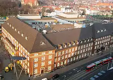 Ein Blick vom Tivoli-Hochhaus auf die Dachterrasse des Postamts 5 am Hauptbahnhof, wo ab Oktober ein Kindergarten einziehen soll.