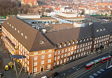 Ein Blick vom Tivoli-Hochhaus auf die Dachterrasse des Postamts 5 am Hauptbahnhof, wo ab Oktober ein Kindergarten einziehen soll.