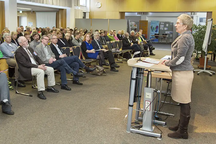 Senatorin Quante-Brandt begrüßt die die Teilnehmer/innen des Fachtags Inklusion