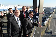 Gaben dem maltesischen Präsidenten Dr. George Abela gemeinsam mit Vertretern der Hafenwirtschaft einen Überblick über den Hafenbetrieb: Stadtverordnetenvorsteher Artur Beneken, Dr. George Abela und Wirtschafts- und Häfensenator Martin Günthner(v.l. – vordere Reihe)