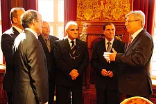 Gedankenaustausch in der Güldenkammer des Rathauses: Bürgermeister Jens Böhrnsen, Staatspräsident Dr. George Abela, Minister aus Malta und Botschafter (v.r.)