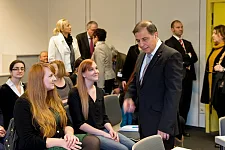 Maltas Staatspräsident Dr. George Abela und die Linguistik-Studentinnen Denise Rathjn und Caroline Ahrens (v.l.)