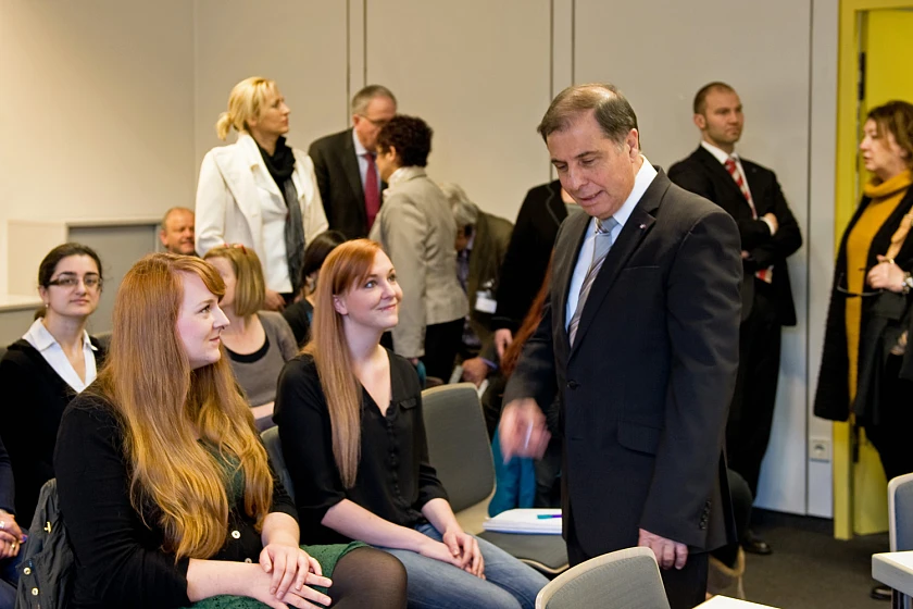 Maltas Staatspräsident Dr. George Abela und die Linguistik-Studentinnen Denise Rathjn und Caroline Ahrens (v.l.)