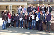 Die Obervielander Schülerinnen und Schüler mit Finanzsenatorin Karoline Linnert und Lehrer Ulrich Maas vor dem "Haus des Reichs" am Rudolf-Hilferding-Platz, dem Dienstsitz der Finanzsenatorin