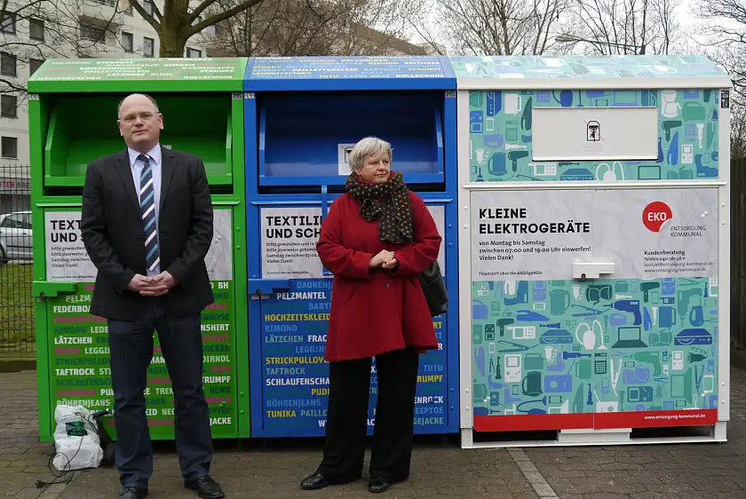 Umweltstaatsrätin Gabriele Friderich und Geschäftsführer der Entsorgung-Nord GmbH, Volker Ernst stellen gemeinsam Bremer Pilotprojekt "Sammlung von kleinen Elektrogeräten auf Containerplätzen" vor