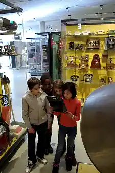 Mit Eifer und Tablet-PC: Kinder der Grundschule Karl-Lerbs-Straße bei der Suche nach den Exponaten im Focke-Museum