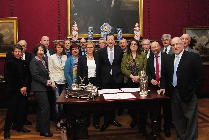 Freuen sich über die Verlängerung: Die Unterzeichnerinnen und Unterzeichner der Bremer Vereinbarungen für Ausbildung und Fachkräftesicherung im Kaminsaal des Bremer Rathauses
